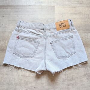New BDG Girlfriend High Rise Raw Hem Denim Short Women Size 26 Light Grey